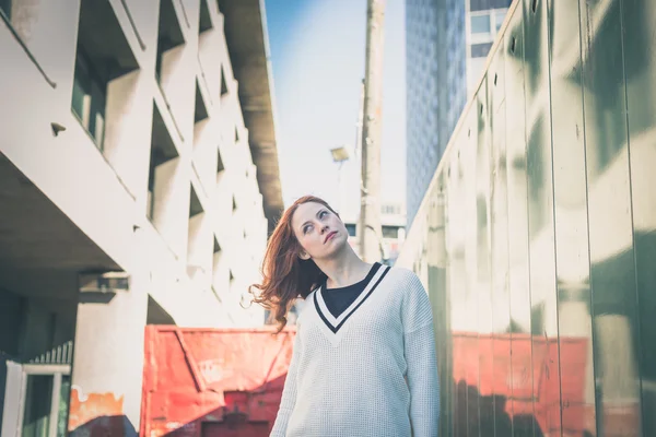 Mooi meisje poseren in de straten van de stad — Stockfoto