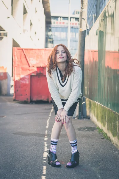 Beautiful girl posing in the city streets — Stock Photo, Image