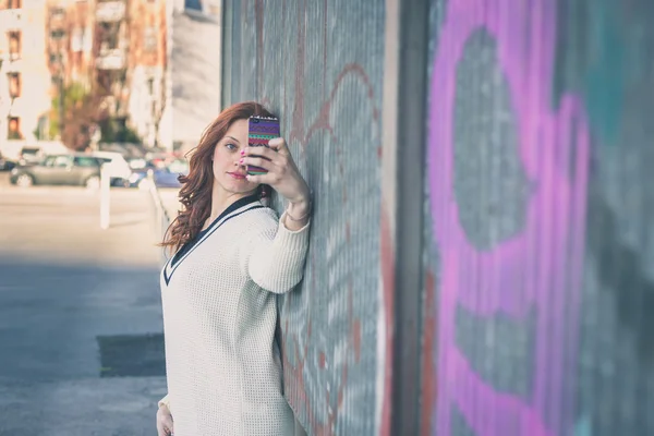 Piękna dziewczyna selfie w kontekście miejskim — Zdjęcie stockowe