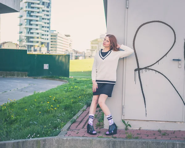 Beautiful girl posing in the city streets — Stock Photo, Image