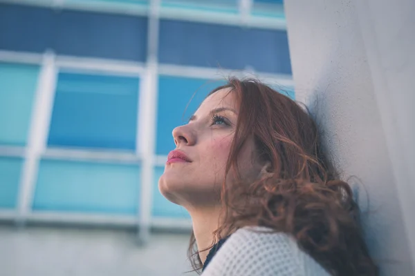 Beautiful girl posing in the city streets — Stock Photo, Image