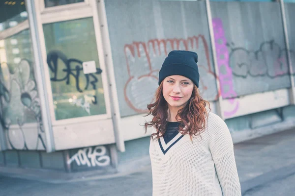 Beautiful girl posing in the city streets — Stock Photo, Image