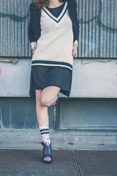 Menina bonita posando nas ruas da cidade — Fotografia de Stock