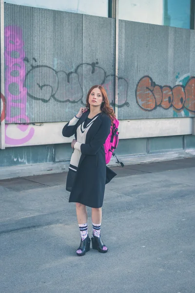 Hermosa chica posando en las calles de la ciudad — Foto de Stock