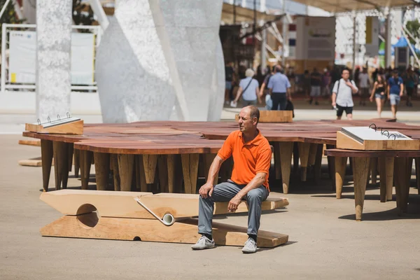 Mann erholt sich auf der expo 2015 in Mailand, Italien — Stockfoto