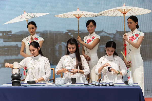 Chinese girls performing tea ceremony at Expo 2015 in Milan, Ita — Stok fotoğraf