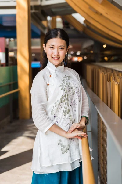 Chnese girl posing at Expo 2015 in Milan, Italy — Stok fotoğraf