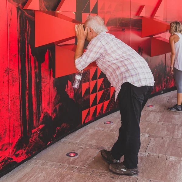 People visiting Angola pavilion at Expo 2015 in Milan, Italy — Stockfoto