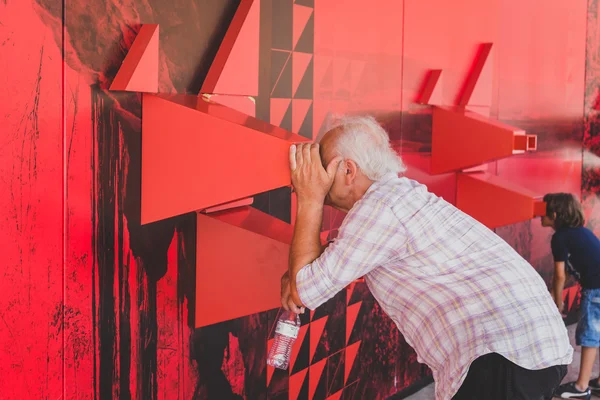 People visiting Angola pavilion at Expo 2015 in Milan, Italy — Stock fotografie