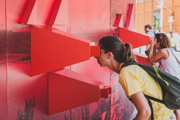 Personnes visitant le pavillon Angola à l'Expo 2015 à Milan, Italie — Photo
