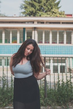 Bir kentsel bağlamda poz güzel curvy kız