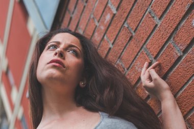 Bir kentsel bağlamda poz güzel curvy kız