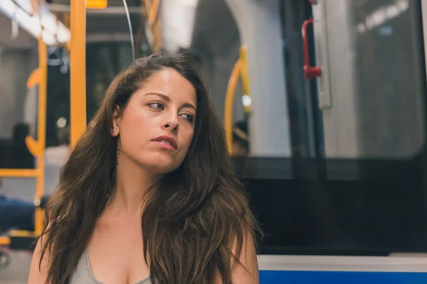 Vackra kurvig tjej poserar i en tunnelbana bil — Stockfoto