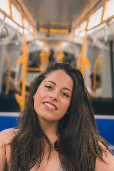 Hermosa chica con curvas posando en un coche de metro — Foto de Stock