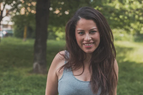 Bir kentsel bağlamda poz güzel curvy kız