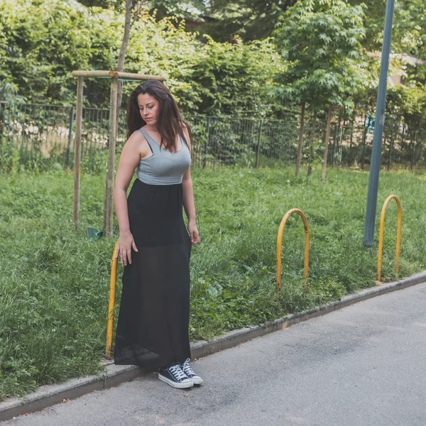 Beautiful curvy girl posing in an urban context — Stock Photo, Image