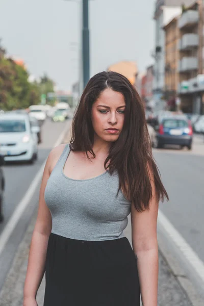 Beautiful curvy girl posing in an urban context — Stock Photo, Image