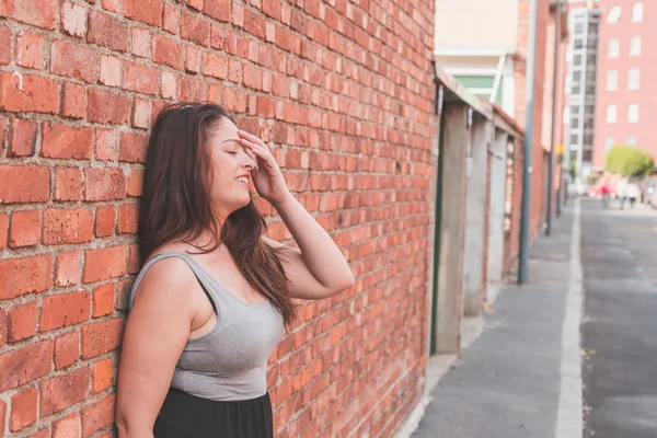 Hermosa chica curvilínea posando en un contexto urbano — Foto de Stock