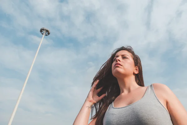 Beautiful curvy girl posing in an urban context — Stock Photo, Image