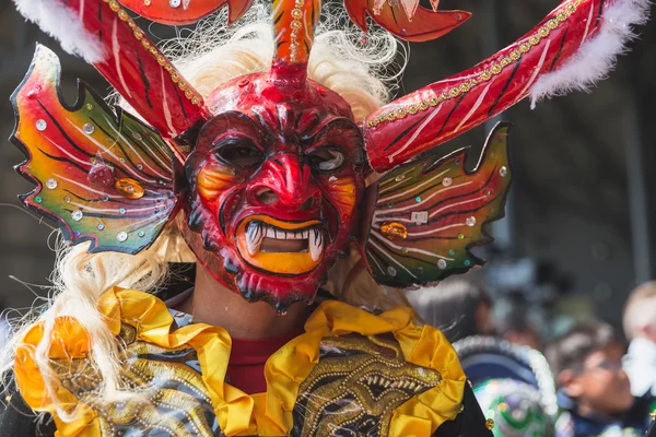 Pessoas que participam do Dia Nacional da Bolívia na Expo 2015 em M — Fotografia de Stock