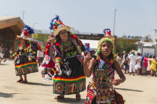 People taking part in the Bolivia National Day at Expo 2015 in M — 图库照片