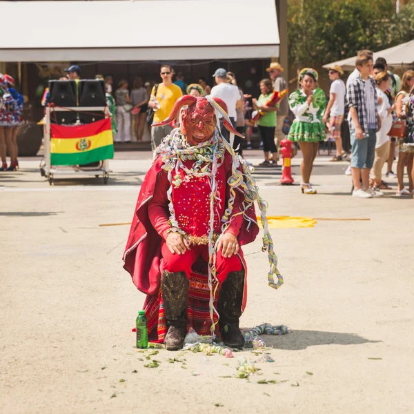 Pessoas que participam do Dia Nacional da Bolívia na Expo 2015 em M — Fotografia de Stock