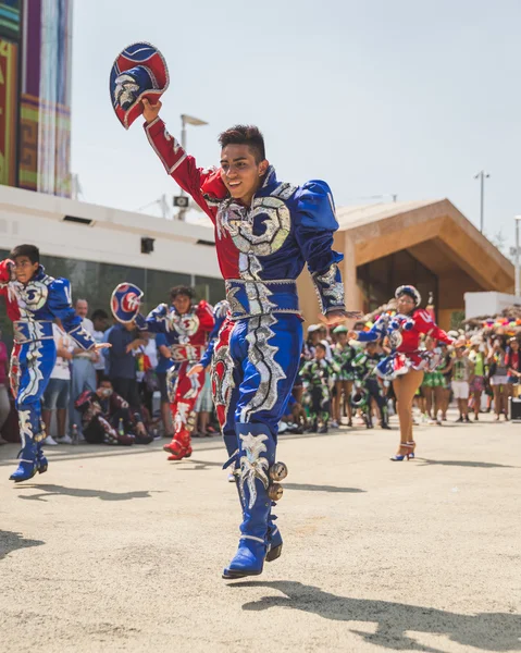 Personnes participant à la fête nationale de la Bolivie à l'Expo 2015 à M — Photo