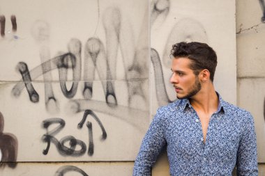 Yakışıklı delikanlı şehir sokaklarını poz