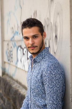 Yakışıklı delikanlı şehir sokaklarını poz