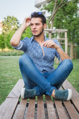 Yakışıklı delikanlı bir şehir parkında poz
