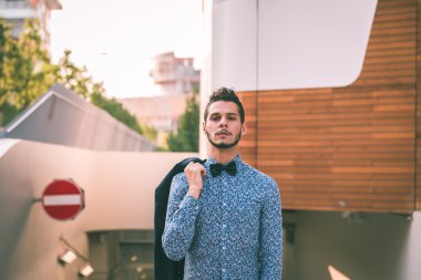 Yakışıklı delikanlı şehir sokaklarını poz