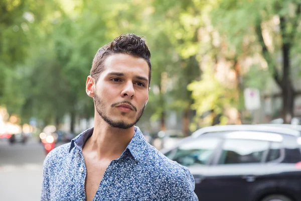 Junger schöner Mann posiert in den Straßen der Stadt — Stockfoto