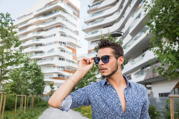 Joven hombre guapo posando en las calles de la ciudad — Foto de Stock