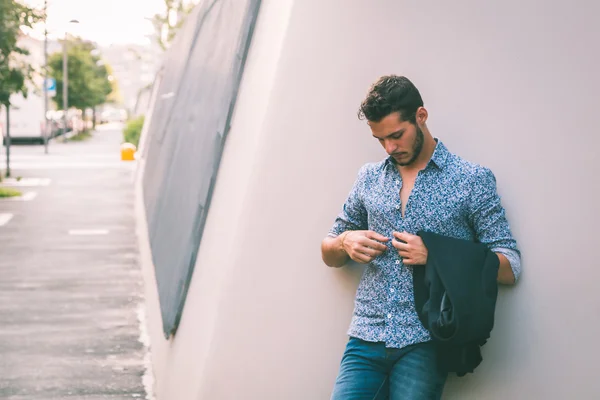 Jovem bonito homem posando nas ruas da cidade — Fotografia de Stock