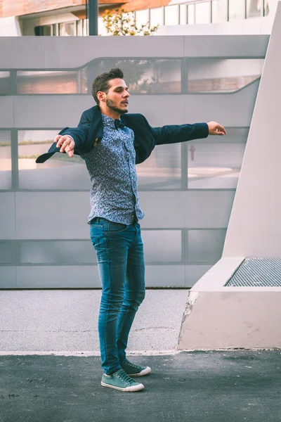 Young handsome man posing in the city streets — Stock Photo, Image