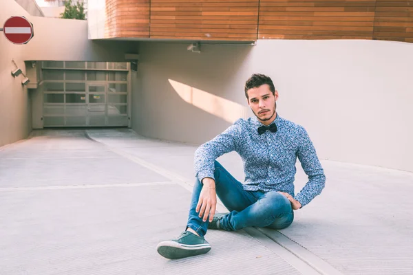 Jovem bonito homem posando nas ruas da cidade — Fotografia de Stock