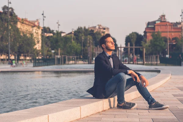 Young handsome man posing in the city streets — Stock Photo, Image