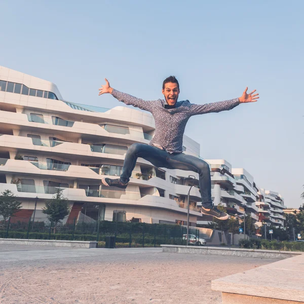 Молодой красивый мужчина прыгает по улицам города — стоковое фото
