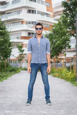 Yakışıklı delikanlı şehir sokaklarını poz