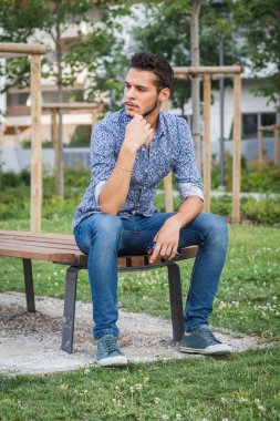 Yakışıklı delikanlı bir şehir parkında poz
