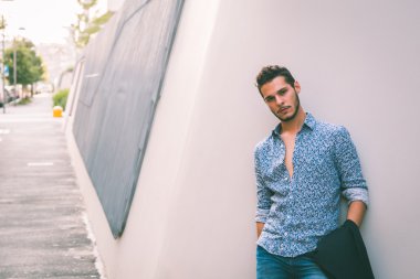 Yakışıklı delikanlı şehir sokaklarını poz