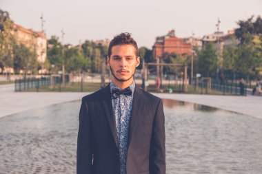 Yakışıklı delikanlı şehir sokaklarını poz