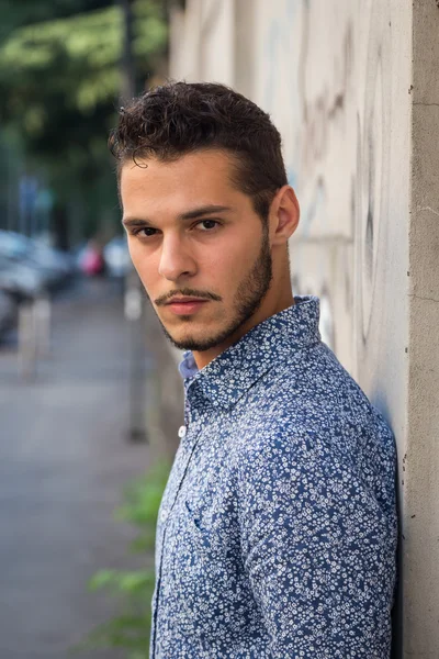 Joven hombre guapo posando en las calles de la ciudad — Foto de Stock