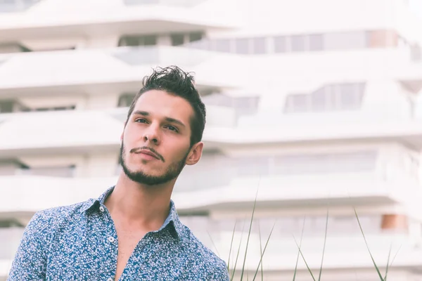 Young handsome man posing in the city streets — Stock Photo, Image