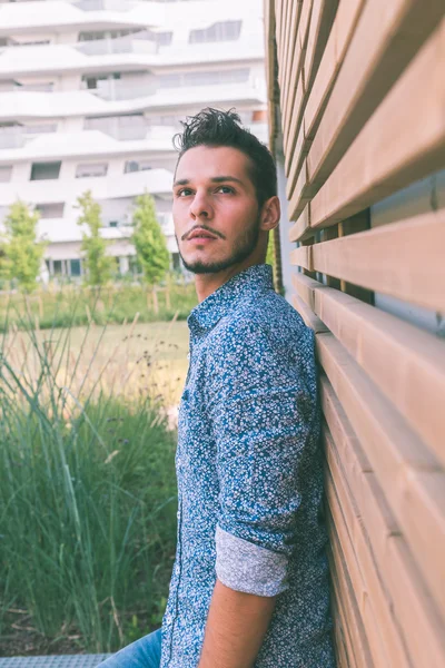 Jovem bonito homem posando nas ruas da cidade — Fotografia de Stock