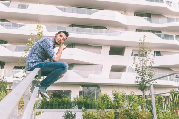 Yakışıklı delikanlı şehir sokaklarını poz — Stok fotoğraf