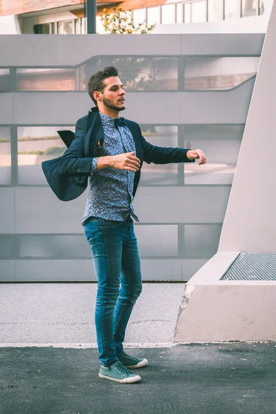 Young handsome man posing in the city streets — Stock Photo, Image