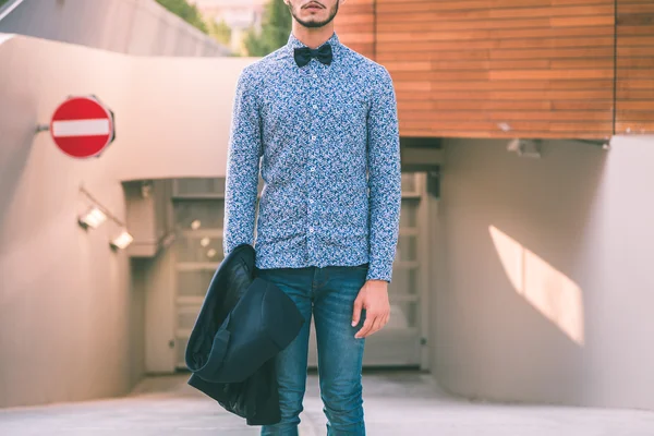 Junger schöner Mann posiert in den Straßen der Stadt — Stockfoto