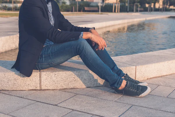 Detalle de un joven guapo posando en las calles de la ciudad — Foto de Stock