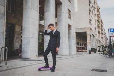 Genç yakışıklı Asya model kaykayıyla poz
